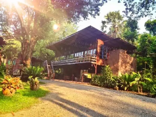 “บ้านสุจิปุรีเขาใหญ่” นอนกระท่อม เล่นน้ำตก ท่ามกลางธรรมชาติ ในราคาหลักร้อย!