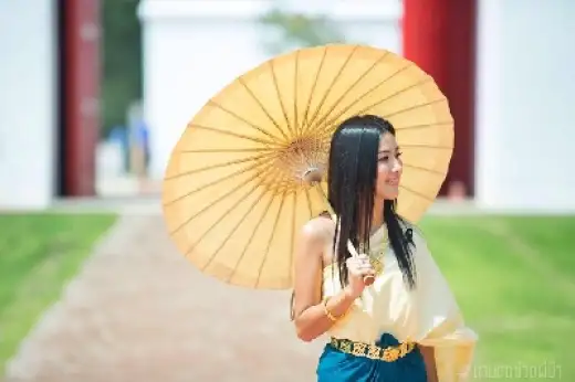แต่งชุดไทย ห่มสไบ เดินเล่นย้อนยุคที่ “เมืองมัลลิกา ร.ศ. 124” ที่เที่ยวแห่งใหม่ เมืองกาญฯ