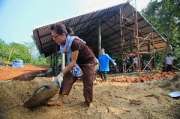 ร่วมสร้างกุศลเทพื้นโรงครัวที่-สำนักสงฆ์แม่น้าน้อย-เทปูน-แม่น้ำน้อย